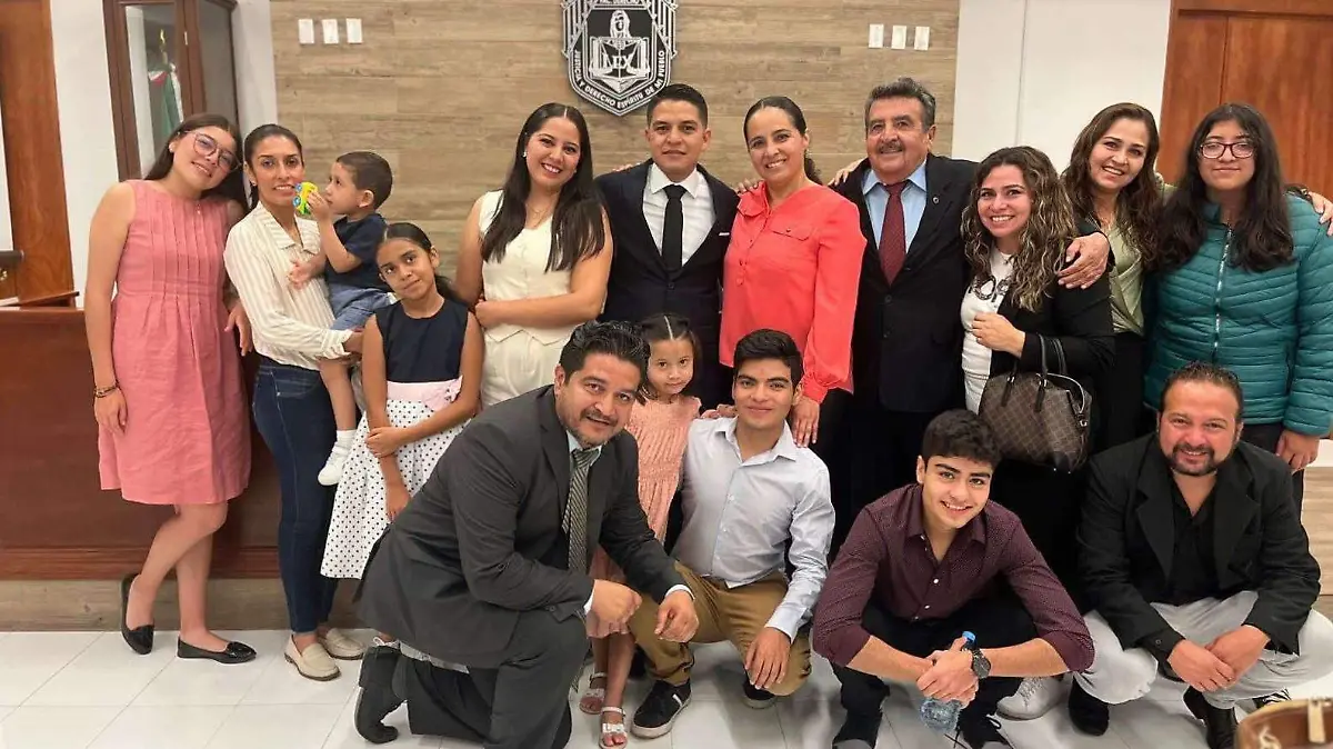 FOTO PRINCIPAL SJR Familia Robles Garay celebro al joven por su logro profesional